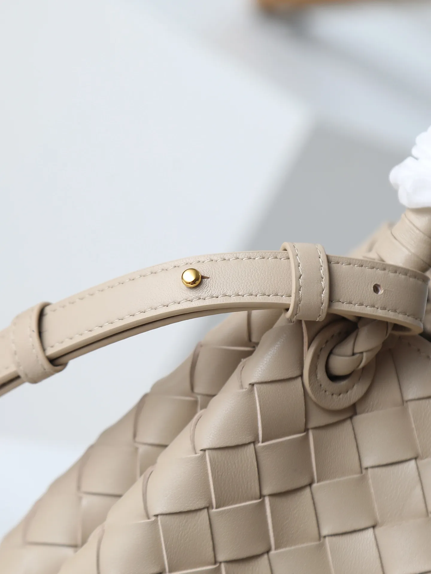 1250. Home B has a new product! Andiamo combines archive parachute handbags to inherit retro elements and integrate modern trends. The same style as Shu Qi's Night in Beijing. It is a continuation of the classic bag. It has three functions: hand carry, shoulder and cross-body. It is embellished with metal brass knot buckles. It is small and has an amazing capacity. It can easily hold all kinds of daily necessities with a box, sunglasses, small bottle, water powder, charger, and the upper body is versatile. Style number: 796569 Size: 21*17*16.5cm
